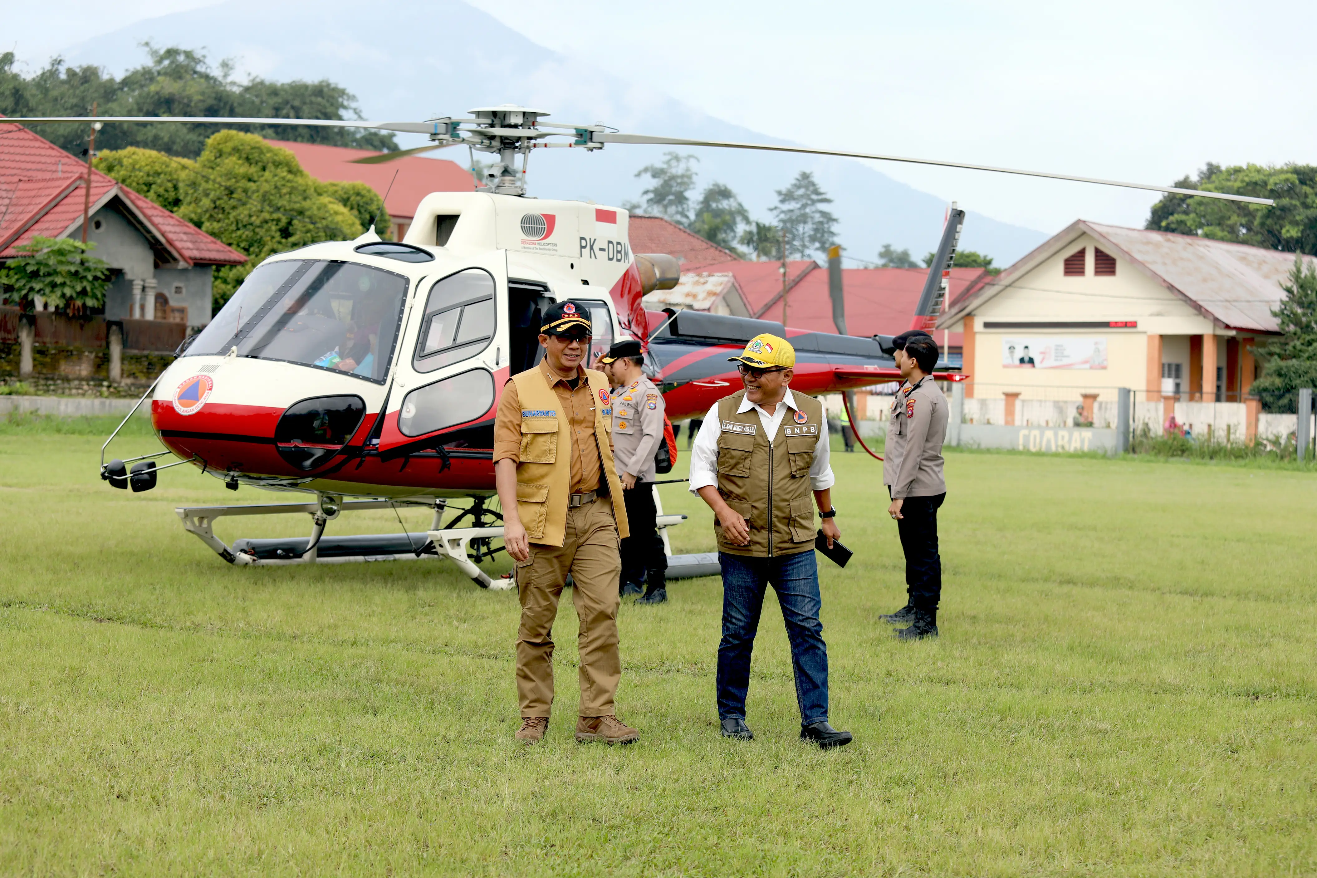 Kepala BNPB Letjen TNI Suharyanto S.Sos., M.M bertolak ke Provinsi Sumatra Barat  dan langsung memimpin rapat koordinasi penanganan darurat bencana banjir lahar hujan di Sumatra Barat, pada Senin (13/5).